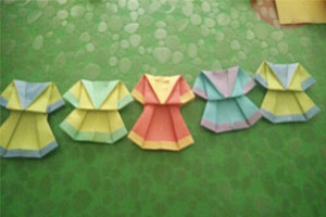 幼儿园美工区折纸百褶裙衣服图片8张