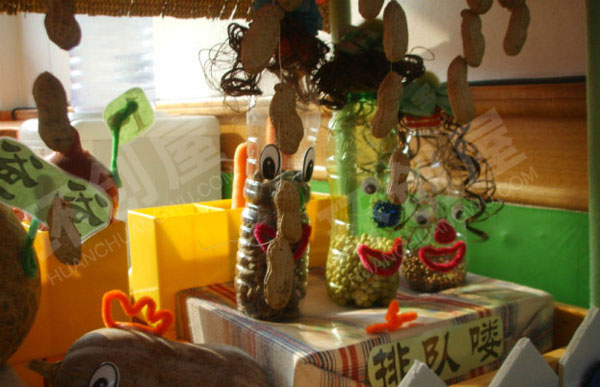 幼儿园科学区植物角里的可爱娃娃图片