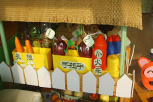 幼儿园科学区植物角里的可爱娃娃图片3张