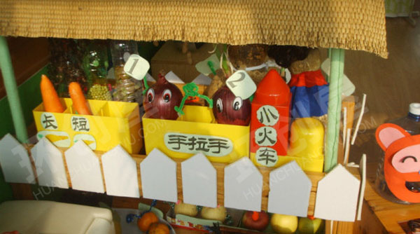 幼儿园科学区植物角里的可爱娃娃图片