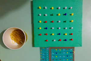 幼儿园益智区自制各种教玩具环创图片7张