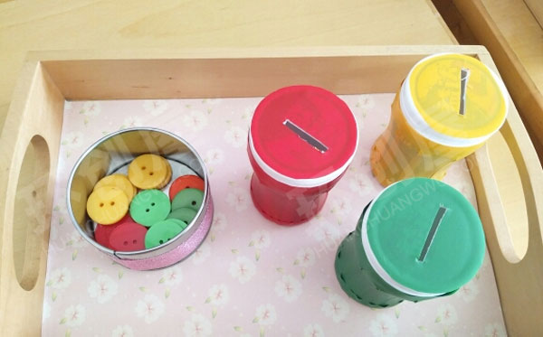 幼儿园益智区废物利用彩色纽扣图片