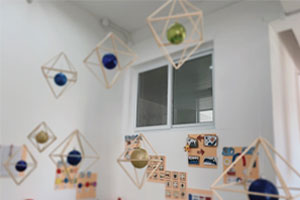 幼儿园自制木棒圆球吊挂饰图片2张