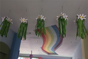 幼儿园自制春天绿色卡通吊挂饰图片3张