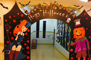 幼儿园万圣节教室门恐怖装饰图片4张