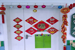 幼儿园小小金猪教室门环创图片