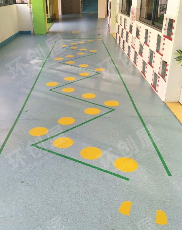 幼儿园走廊地面彩色标线图片