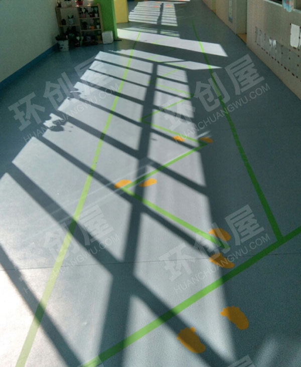 幼儿园走廊地面彩色标线图片