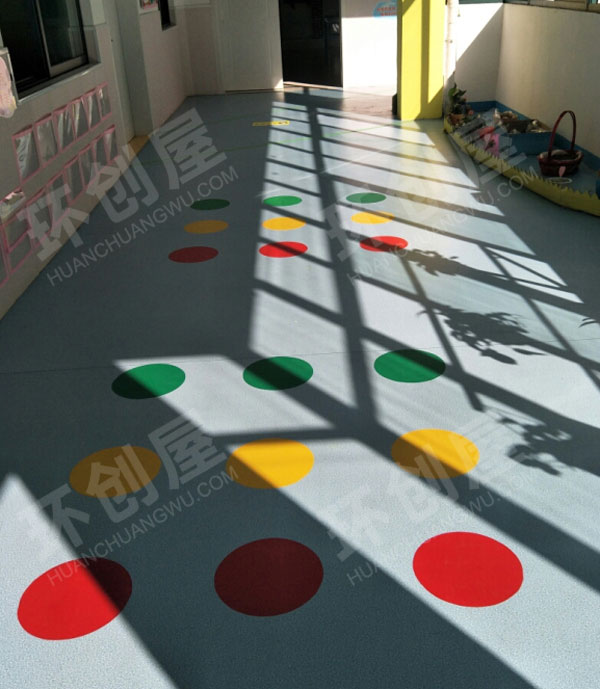 幼儿园走廊地面彩色标线图片