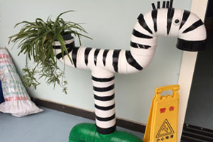 幼儿园废物利用走廊摆件环创图片2张