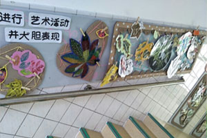 幼儿园废物利用纸箱楼梯走廊墙面环创图片5张