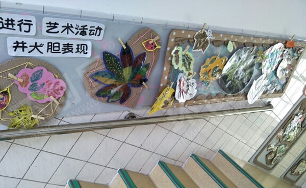 幼儿园废物利用纸箱楼梯走廊墙面环创图片