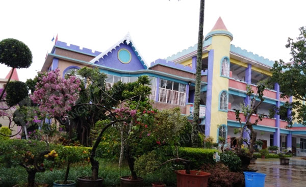 幼儿园被花包围的户外环境图片