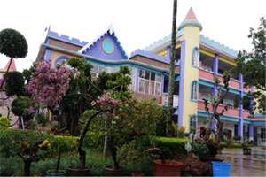 幼儿园被花包围的户外环境图片8张