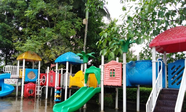 幼儿园被花包围的户外环境图片