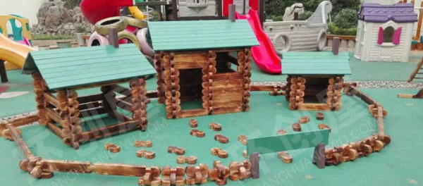 幼儿园大木块积木搭建房子户外环创图片