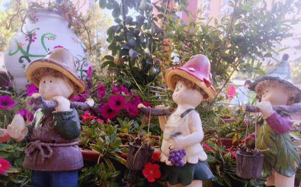 幼儿园舒适的春天美景户外环创图片