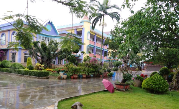 幼儿园被花包围的户外环境图片