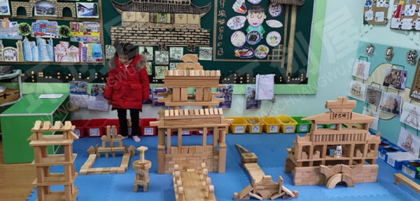 幼儿园建构区大积木搭建城堡图片