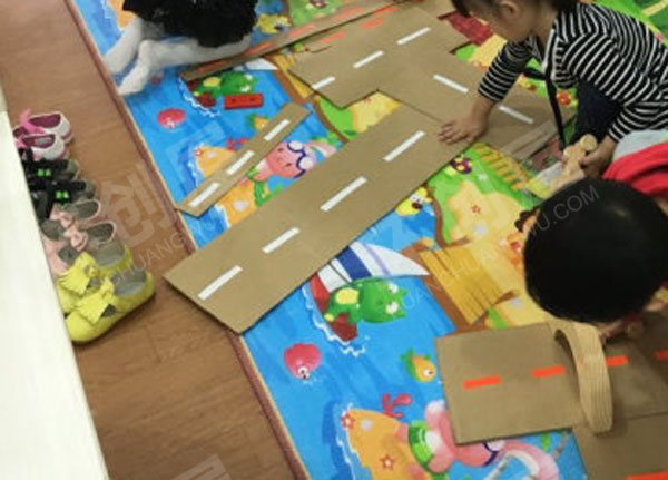 幼儿园建构区废物利用百变车道图片