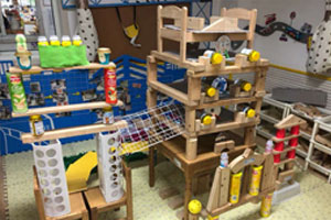 幼儿园建构区废物利用大积木搭建图片3张