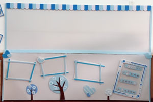 幼儿园建构区白蓝条墙面搭建布置图片