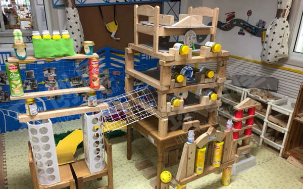 幼儿园建构区废物利用大积木搭建图片