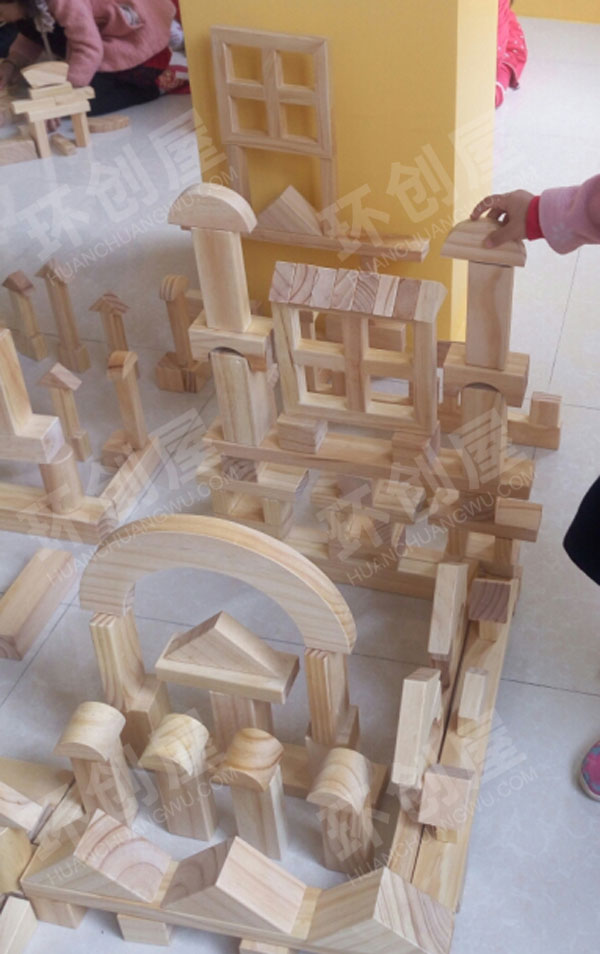 幼儿园建构区积木也疯狂图片