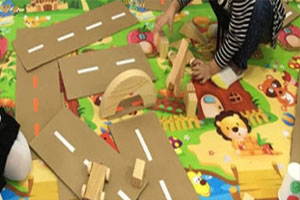 幼儿园建构区废物利用百变车道图片3张