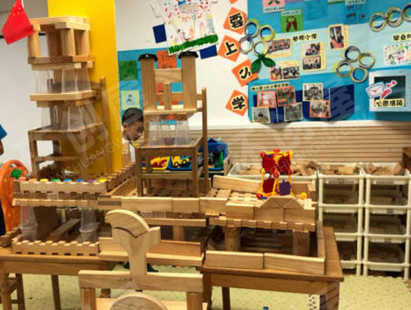 幼儿园建构区废物利用大积木搭建图片