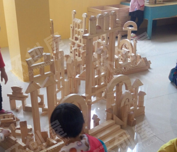 幼儿园建构区积木也疯狂图片