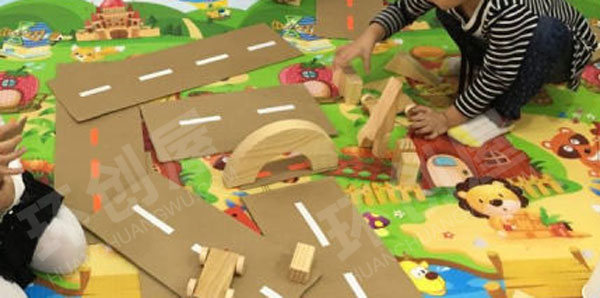 幼儿园建构区废物利用百变车道图片
