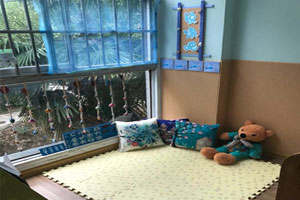 幼儿园蓝色系列装饰阅读区小熊陪读图片