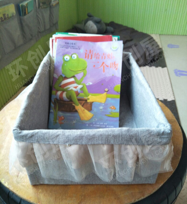 幼儿园废物利用纸箱制作图书框图片