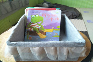 幼儿园废物利用纸箱制作图书框图片3张