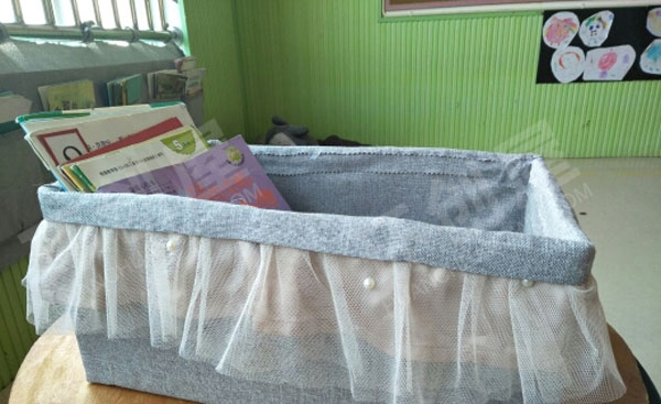 幼儿园废物利用纸箱制作图书框图片