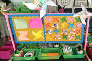 幼儿园美工区卡纸风车贴墙创意作品图片