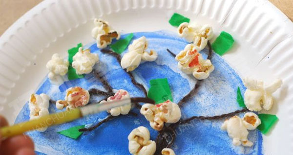 幼儿园美工区纸盘爆米花水彩创意画图片