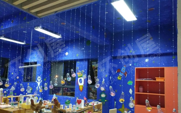幼儿园科学区蓝色宇宙灯泡吊饰环创图片