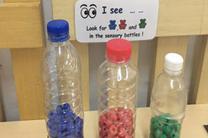 幼儿园科探区废物利用水瓶环创图片