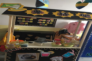 幼儿园角色游戏饮料店来杯吧环创图片2张