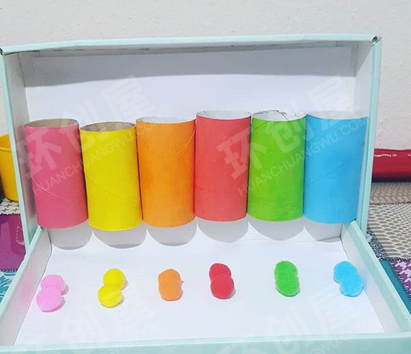 幼儿园益智区废物利用颜色配对环创图片