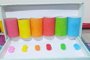 幼儿园益智区废物利用颜色配对环创图片