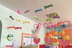 幼儿园卡纸手工制作糖果爱心挂饰图片