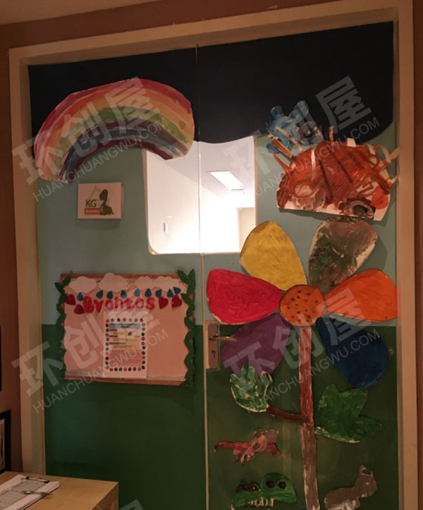 幼儿园教室门彩虹色的花主题绘本环创图片