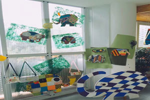 幼儿园花格子大象风走廊环创图片3张