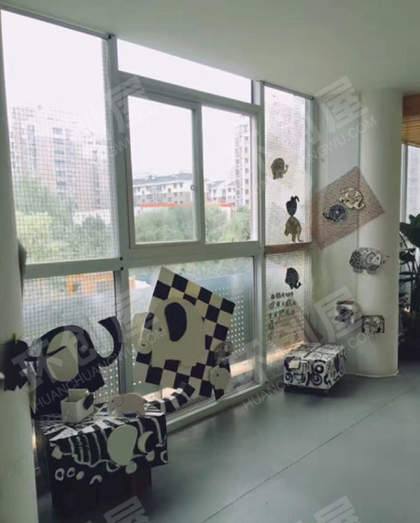 幼儿园花格子大象风走廊环创图片