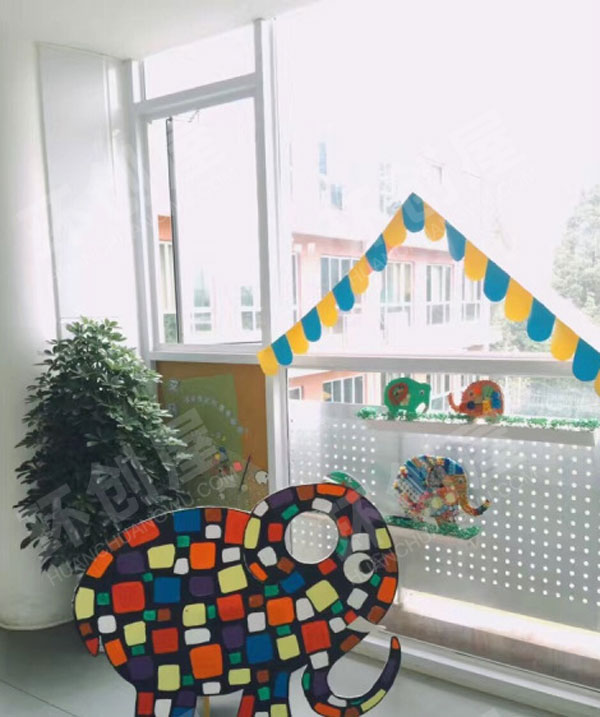 幼儿园花格子大象风走廊环创图片