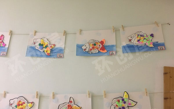 幼儿园小鱼游毛球粘贴作品展示图片