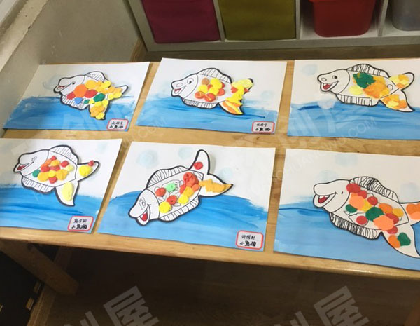 幼儿园小鱼游毛球粘贴作品展示图片